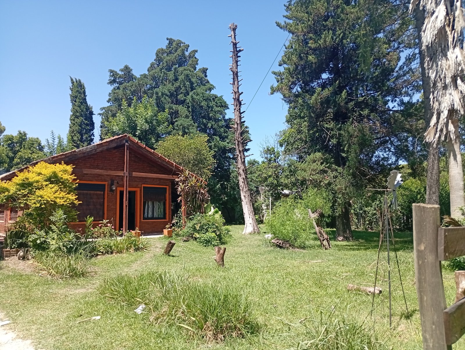 Vista exterior de la quinta Villa Urquiza con pileta y parque